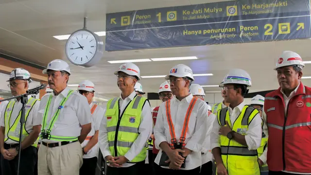Menteri Koordinator Bidang Kemaritiman dan Investasi, Luhut B. Pandjaitan Meresmikan Penyelesaian Pemasangan Rel Kereta Api Cepat Jakarta Bandung (KCJB) di Stasiun KCJB Halim, Jumat (31/3/2023)