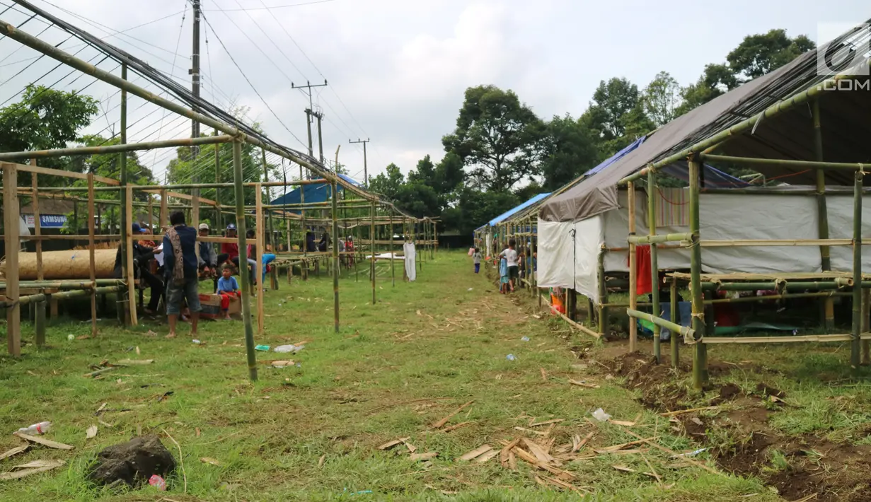Warga bergotong royong menbangun kamp pengungsian Gunung Agung di lahan milik dinas pertanian, Karangasem, Bali, Senin (27/11). BNPB mengatakan ada 22 desa yang warganya harus mengungsi terkait status awas Gunung Agung. (Liputan6.com/Andi Jatmiko)