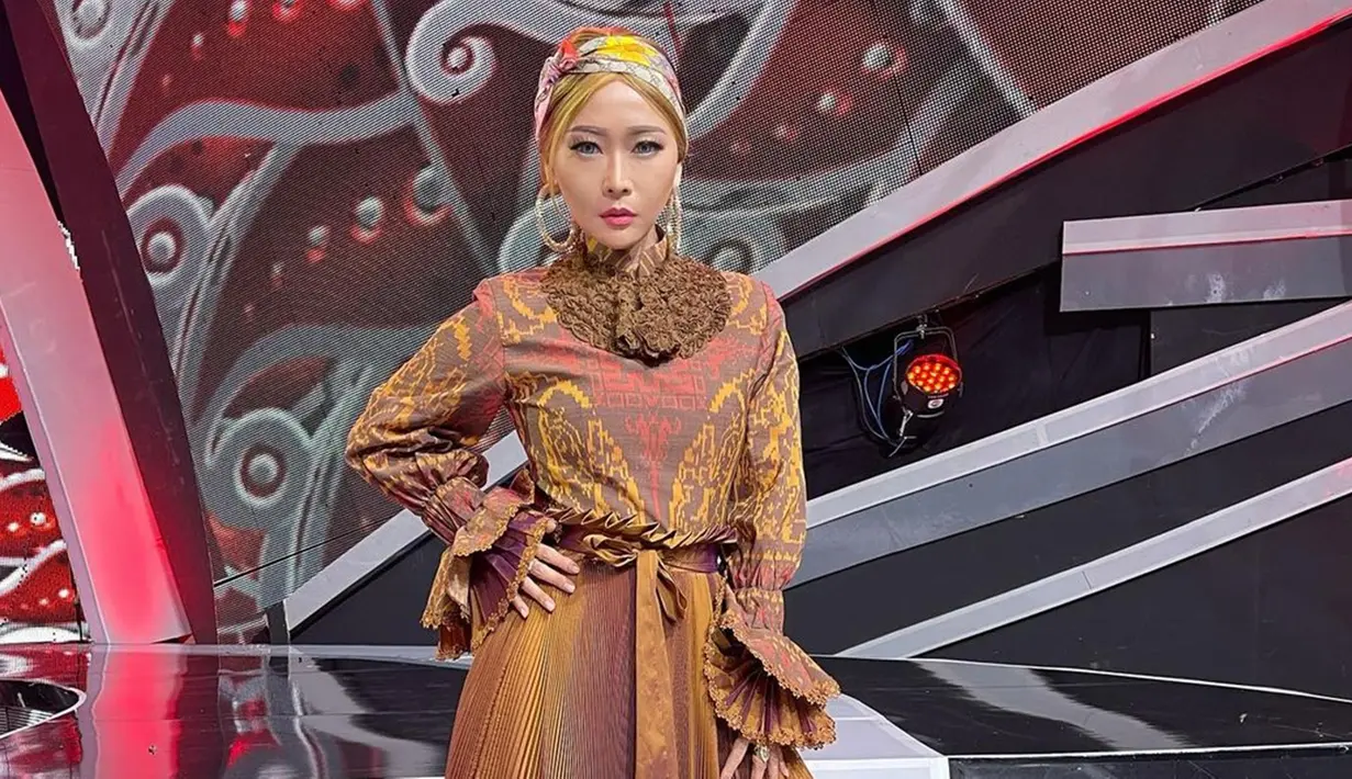 Istri Adam Suseno ini juga selalu tampil percaya diri di atas panggung. Inul Daratista juga tampak menata rambutnya dengan berbagai gaya. Tak jarang pula, ia terlihat memesona dengan bandana. (Liputan6.com/IG/@inul.d)