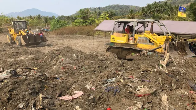 Sampah yang menyatu dengan pasir Pantai Cibutun Loji Kabupaten Sukabumi, dibersihkan menggunakan alat berat (Liputan6.com/Istimewa)