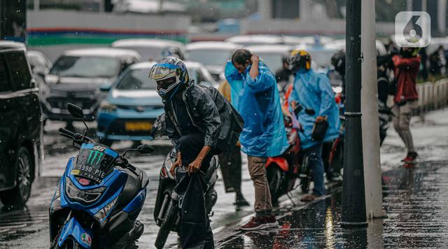 Hujan Guyur Jakarta Rabu Malam 22 Oktober 2025, Empat Ruas Jalan Tergenang