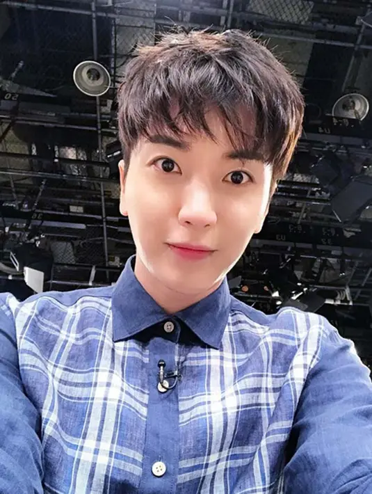 Setelah kejadian itu, Leeteuk mengunggah sebuah foto di akun Instagramnya dan mengungkapkan kejadian perampokan tersebut. Ia memperlihatkan kacamobil yang dipecahkan itu. (Instagram/xxteukxx)