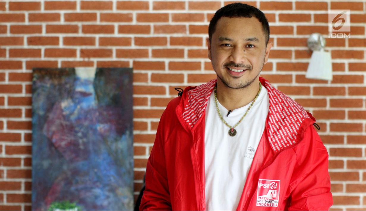 Giring Ganesha Djumaryo saat sesi foto serta wawancara dengan Liputan6.com dan Merdeka.com, Jakarta, Kamis (19/4). Namun, setelah 15 tahun berkarya bersama Nidji, Giring memutuskan untuk vakum dan terjun ke kancah politik. (Liputan6.com/Johan Tallo)