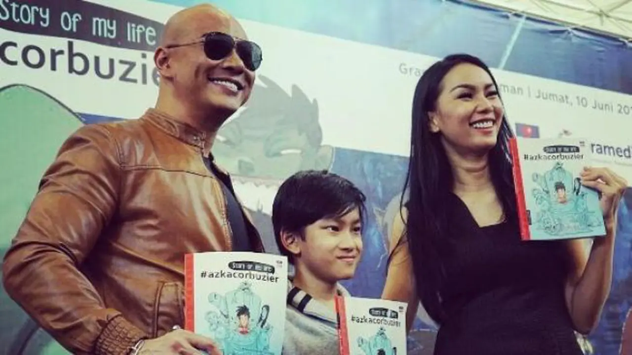 Deddy Corbuzier, Kalina Ocktaranny, dan Azka saat Peluncuran Buku Terbaru
