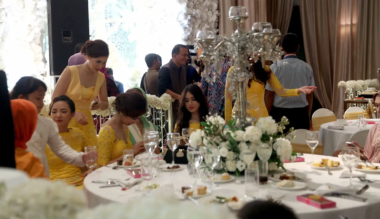 Berbeda dengan pengantin kebanyakan, Fiona tidak ingin duduk di pelaminan. Apalagi hari itu bertepatan dengan tahlilan ibu mertuanya. Dan suaminya tidak bisa hadir lantaran sesuatu hal. (Nurwahyunan/Bintang.com)