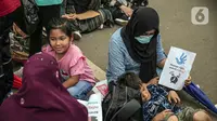 Pengungsi Afghanistan saat melakukan unjuk rasa di depan Kantor UNHCR, Jakarta, Kamis (31/3/2022). Pengungsi Afghanistan memprotes ketidakpedulian UNHCR dan meminta pejabat terkait meninjau kembali kasus migrasi serta pemukiman kembali mereka. (Liputan6.com/Faizal Fanani)