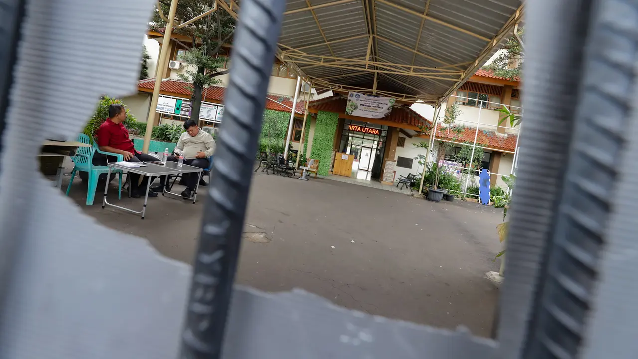 Terapkan PJJ, SMAN 72 Jakarta Terlihat Sepi