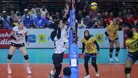 Pemain Bandung Bjb Tandamata, Madeline Jazmin Guillen Paredes (kanan) melakukan spike ke arah pemain Jakarta BIN pada laga Final Four PLN Mobile Proliga 2023 yang berlangsung di GOR Jatidiri, Semarang, Jawa Tengah, Sabtu (04/03/2023) malam WIB. Jakarta BIN menang tiga set langsung dengan skor 30-28, 26-24, dan 25-15. (Dok. Proliga 2023)