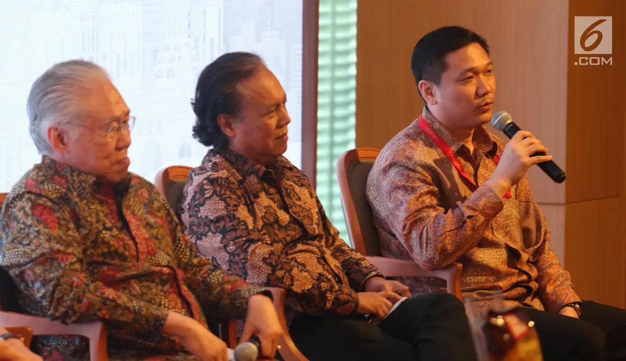 Presiden Direktur Mayora Group  Andre Atmadja (kanan) saat memberikan penjelasan kepada media di Jakarta, Rabu (6/2). Mayora menunjukkan pertumbuhan bisnis perusahaan yang melebihi 30 persen dibanding tahun sebelumnya. (Liputan6.com/Angga Yuniar)