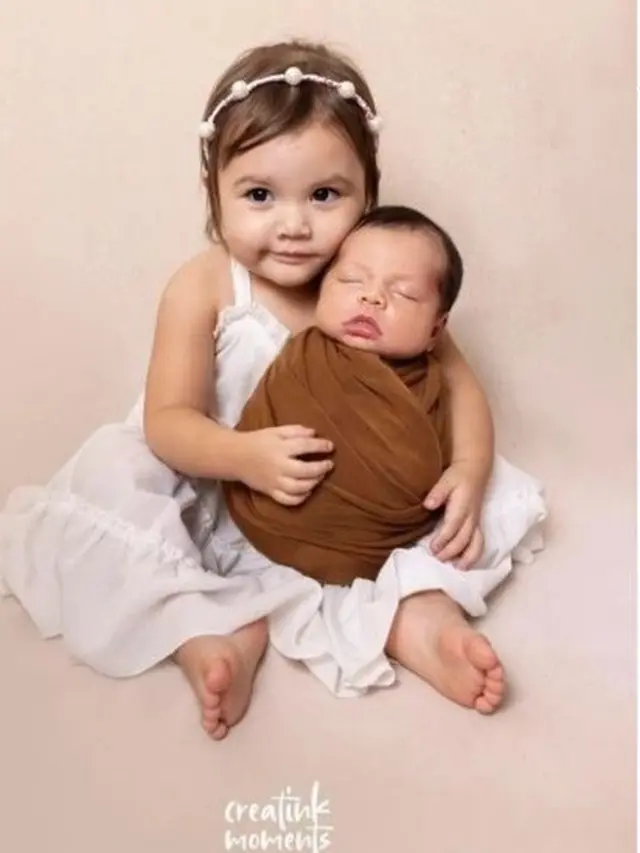 Foto keluarga Randy Pangalila bersama putranya yang baru lahir, Asher (Foto: instagram creatinkmoments/randpunk)