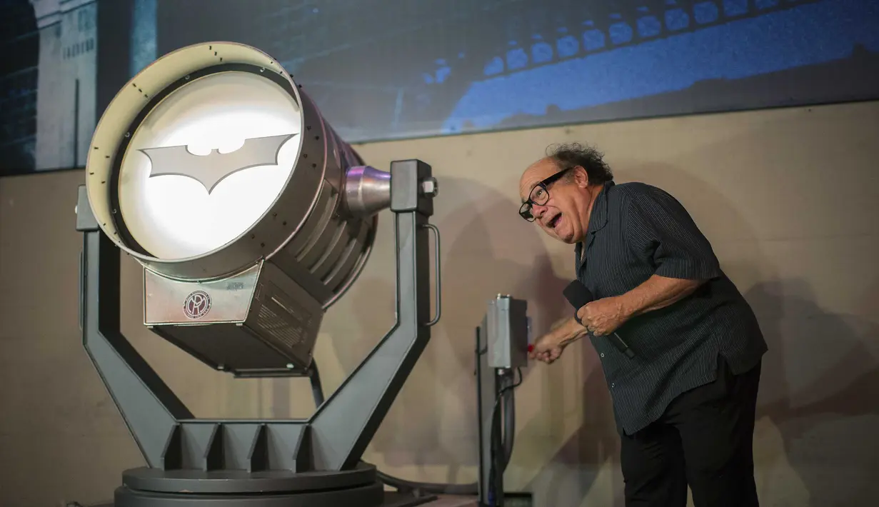  Aktor Danny DeVito menyalakan Bat-Signal di Warner Bros VIP Studio Tour "The Batman Exhibit" di Burbank, California (26/6/2014) (REUTERS/Mario Anzuoni)