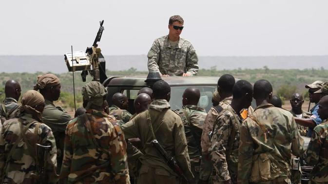 Pada foto tertanggal Mei 2010 ini, seorang personel Pasukan Khusus AS atau US Special Forces - Green Berets (di atas mobil) tengah memberikan arahan kepada tentara Mali. Pasukan AS dikerahkan untuk membantu tentara setempat menumpas teroris di Afrika (AP)