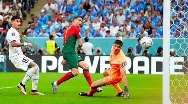 Pemain Portugal Cristiano Ronaldo (tengah) berusaha mencetak gol ke gawang Uruguay pada pertandingan sepak bola Grup H Piala Dunia 2022 di Stadion Lusail, Lusail, Qatar, 28 November 2022. Portugal mengalahkan Uruguay dengan skor 2-0. (AP Photo/Petr David Josek)