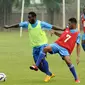 Vendry Mofu (kanan) saat berebut bola dengan James Koko Lomel di sesi latihan jelang final Piala Jenderal Sudirman Mitra Kukar vs Semen Padang Minggu (24/1/2016) malam (Helmi Fithriansyah/Liputan6.com)