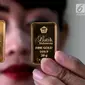 Petugas menunjukkan emas batangan di gerai Butik Emas Antam di Jakarta, Jumat (5/10). Harga emas PT Aneka Tambang Tbk atau Antam naik Rp 1.000 menjadi Rp 666 ribu per gram pada perdagangan hari ini. (Liputan6.com/Angga Yuniar)