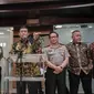 Menko Polhukam Wiranto (tengah) memberi keterangan usai rapat koordinasi terkait polemik pengadaan senjata di Kemenkopolhukam, Jakarta, Jumat (6/10). Dalam rapat tersebut, Dirjen Bea Cukai Heru Pambudi juga turut hadir. (Liputan6.com/Faizal Fanani)