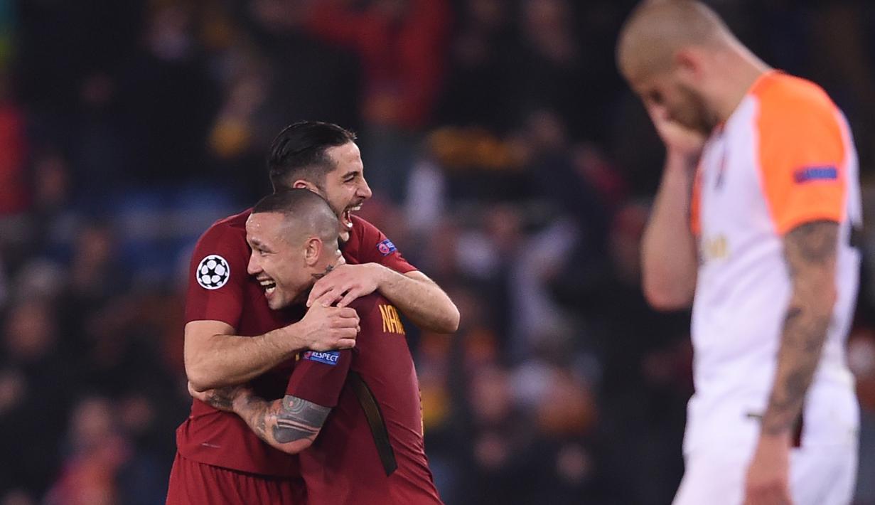 Ekspresi pemain AS Roma, Kostas Manolas (kiri) dan Radja Nainggolan merayakan kemenangan timnnya atas Shakhtar Donetsk pada leg kedua 16 besar Liga Champions di Rome Olympic stadium, (13/3/2018). AS Roma Menang 1-0. (AFP/Filippo Monteforte)