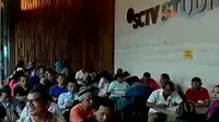 Jika biasanya kegiatan donor darah dilakukan di tempat umum, kali ini diadakan di gedung SCTV, Senayan, Jakarta. 