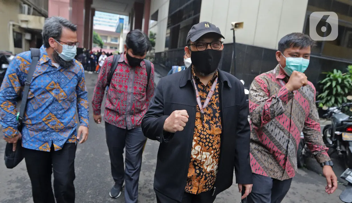 Novel Baswedan dan sejumlah mantan pegawai KPK seusai mengikuti asesmen atau uji kompetensi di Gedung TNCC Mabes Polri, Jakarta, Selasa (7/12/2021). Sebanyak 44 mantan pegawai KPK hari ini menjalani Asesmen sebagai Aparatur Sipil Negara (ASN) Polri. (Liputan6.com/Herman Zakharia)