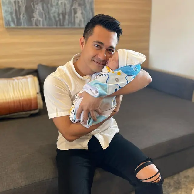 Eza Gionino dikaruniai anak ketiga yang diberi nama Akshay Gionino (Foto Instagram ma_coritha)