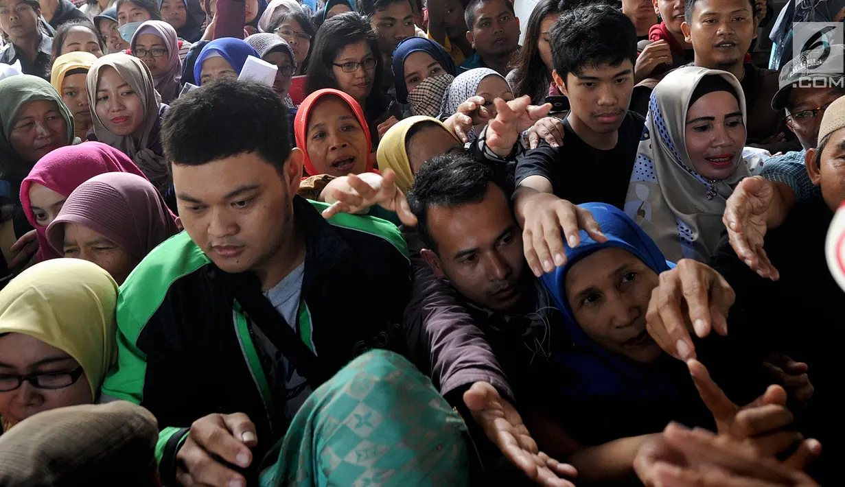 Warga berebut nomor antrean untuk mengajukan permohonan pencetakan E-KTP di Kantor Disdukcapil Kota Bogor, Jawa Barat (6/6). (Merdeka.com/Arie Basuki)