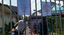 Warga memberlakukan akses satu pintu masuk di Kelurahan Kebon Sirih, Jakarta, Rabu (1/4/2020). Kegiatan tersebut sebagai langkah pencegahan penyebaran virus COVID-19 dengan cara mengawasi dan mendata mobilitas warga serta menyemprotkan cairan disinfektan. (merdeka.com/Imam Buhori)