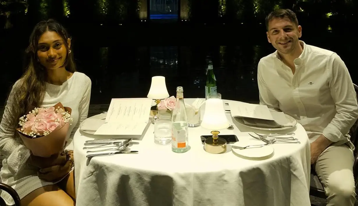 Hubungan asmara Novia dan Antoine yang mulai terbuka ke publik menarik perhatian banyak orang, terutama para rekan artis yang ikut bahagia melihat keromantisan keduanya. Pasangan kekasih ini terlihat sangat serasi mengenakan busana serba putih. (Liputan6.com/IG/@noviabachmid)