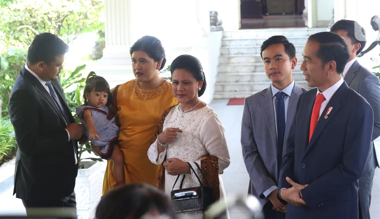 Presiden  Joko Widodo bersama ibu negara Iriana didampingi putra putrinya bersiap meninggalkan Istana Merdeka menuju gedung DPR, Jakarta, Minggu (20/10/2019). Jokowi bersama keluarga menuju DPR untuk dilantik menjadi presiden untuk kedua kalinya. (Liputan6.com/Angga Yuniar)