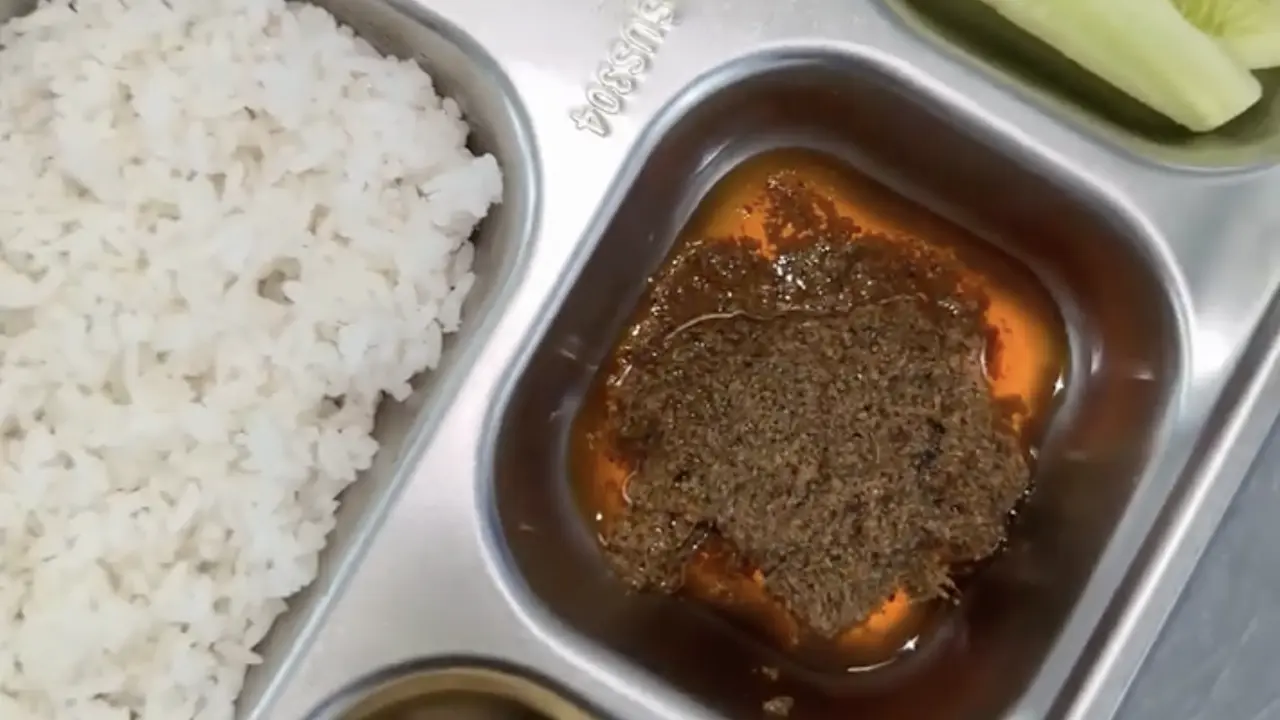 SPPG di Padang Sajikan Rendang Istimewa, Olah Bumbu dari Santan Kelapa Petikan Beruk Terlatih