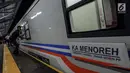 Petugas membersihkan kereta Menoreh di Stasiun Jakarta Kota, Rabu (29/5/2019). PT KAI (Persero) difungsikannya Stasiun Jakarta Kota yang berlokasi di kawasan Kota Tua, Jakarta, sebagai stasiun keberangkatan dan kedatangan kereta api jarak jauh. (Liputan6.com/Faizal Fanani)