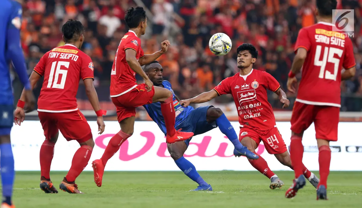 Pemain depan Arema FC, Ricky Kayame (tengah) berebut bola dengan pemain Persija pada lanjutan Shopee Liga 1 Indonesia 2019 di Stadion Gelora Bung Karno, Jakarta, Sabtu (3/8/2019). Laga berakhir imbang 2-2. (Liputan6.com/Helmi Fithriansyah)