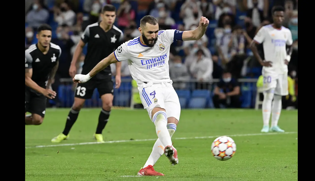 Karim Benzema maju sebagai algojo dan menuntaskannya dengan tembakan sempurna. (AFP/Javier Soriano)
