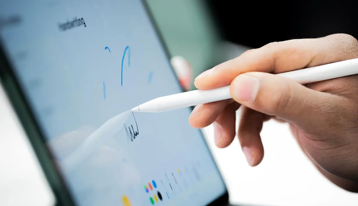 Seorang pengunjung menguji Oppo One Plus Pad selama Mobile World Congress 2023 di Barcelona, Spanyol, pada hari Rabu, 1 Maret 2023. Mobile World Congress 2023 Barcelona merupakan ajang terbesar dan paling berpengaruh di dunia untuk industri konektivitas yang menampilkan konvergensi antara teknologi, komunitas, dan perdagangan. (AP Photo/Joan Mateu Parra)