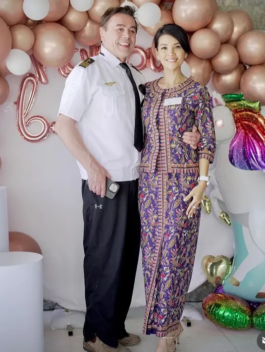 Farah tampil totalitas dengan busana bak pramugari dengan atasan dan rok batik warna keunguan, lengkap dengan name tagnya. Serta rambut sanggul ala Pramugari dengan riasan natural. [@farahquinnofficial]