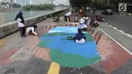 Sejumlah siswa membuat lukisan mural tiga dimensi di trotoar jalan di kawasan Danau Sunter, Jakarta, Senin (26/3). Pengecatan mural di sepanjang trotoar Danau Sunter tersebut untuk memperindah tata ruang kota. (Liputan6/Arya Manggala)