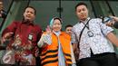 Wali Kota Cimahi nonaktif, Atty Suharti Tochija usai menjalani pemeriksaan KPK, Jakarta, Jumat (9/12). Atty tertangkap tangan saat menerima suap untuk pemulusan proyek pembangunan tahap II Pasar Atas Cimahi. (Liputan6.com/Helmi Afandi)