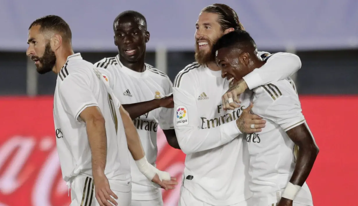 Para pemain Real Madrid merayakan gol yang dicetak oleh Vinicius Junior ke gawang Real Mallorca pada laga La Liga di Stadion Alfredo Di Stefano, Kamis (25/6/2020). Real Madrid menang 2-0 atas Real Mallorca. (AP/Bernat Armangue)