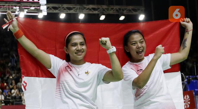 Pasangan Indonesia, Leani Ratri Oktila/Khalimatus Sadiyah melakukan selebrasi usai menaklukkan wakil Cina, Cheng Hefang/Ma Huihui, pada final Asian Para Games di Istora, Jakarta, Jumat (12/10/2018). Indonesia menang 21-15, 21-12. (Bola.com/M Iqbal Ichsan)