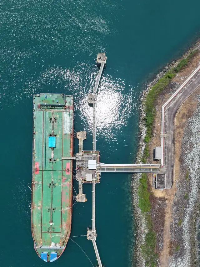 Penyaluran Biosolar Industri B50 dari Fuel Terminal Indonesia Bulk Terminal (IBT) Pulau Laut, Kalimantan Selatan. (Dok Elnusa)