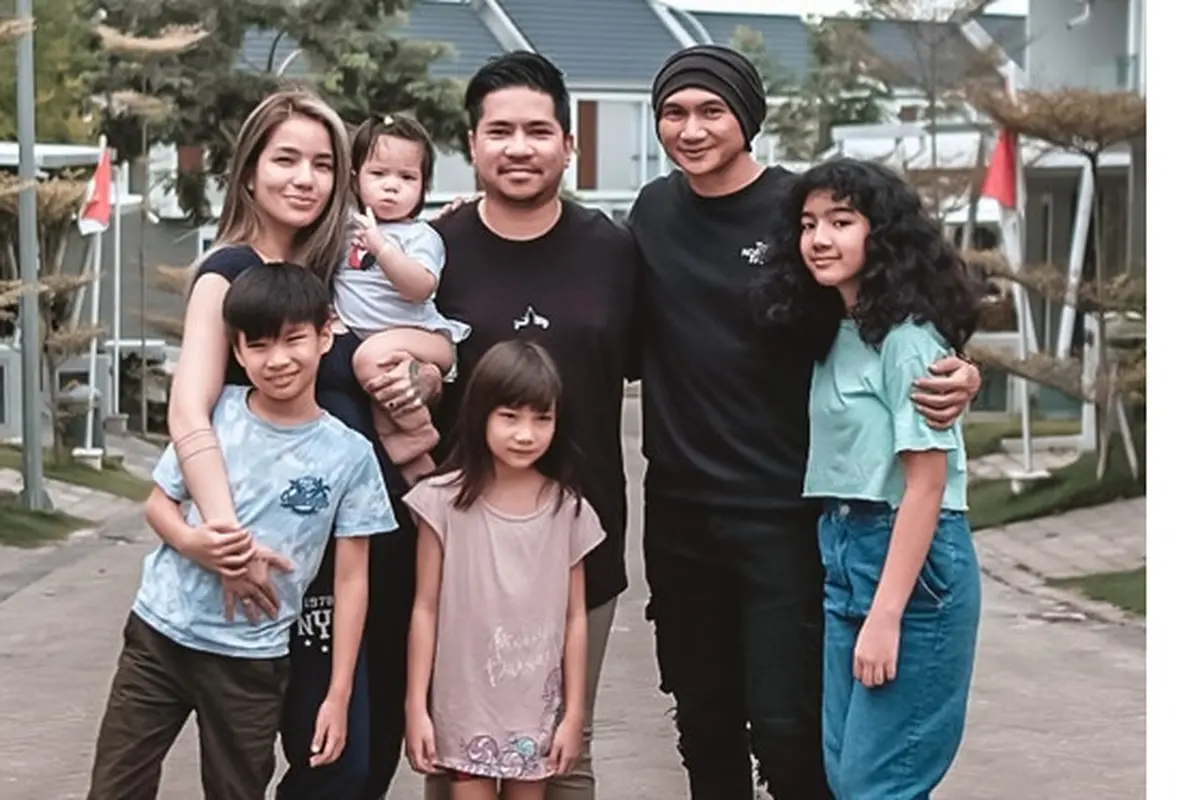 6 Momen Kedekatan Anji dengan Dimas Akira Suami Sheila Marcia, Bareng Urus Leticia