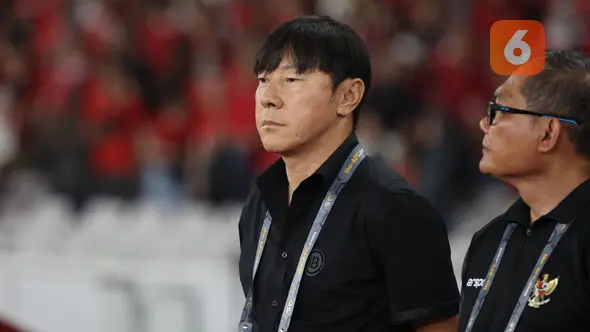<p>Pelatih Timnas Indonesia, Shin Tae-yong didampingi manajer tim, Sumardji jelang dimulainya laga menghadapi Filipina pada laga terakhir Grup F putaran kedua kualifikasi Piala Dunia 2026 Zona Asia di Stadion Utama Gelora Bung Karno (SUGBK) Senayan, Jakarta, Selasa (11/6/2024). (Bola.com/M Iqbal Ichsan)</p>