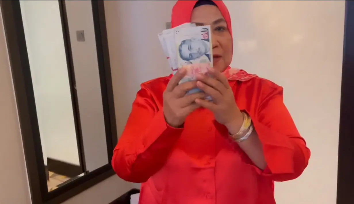 Dalam acara yang juga menjadi co host, Dewi Perssik menceritakan alasannya memberikan uang terhadap sang bunda. "Mami nih, abis konser mami dikasih 3 gepok dollar," kata Rian kepada Dewi Perssik dilansir dari kanal Youtube TRANS TV Official. [Instagram/dewiperssik9]