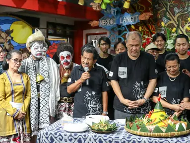Sejumlah pemain Teater Koma saat mengadakan acara syukuran untuk pementasan Semar Gugat di Sanggar Teater Koma, Tangerang, (24/2). Teater Koma akan menggelar pentaskan Semar Gugat pada 3-10 Maret di GKJ. (Liputan6.com/Yoppy Renato)