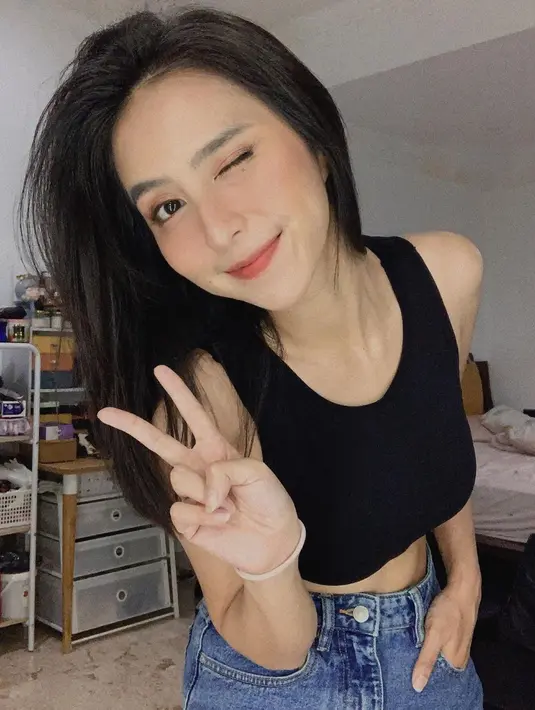 Walupun banyak yang salah fokus dengan pinggang ramping Clairine, mungkin banyak juga yang insecure ketika melihat kekasih Joshua Suherman ini mengenakan crop top ya. (Foto: instagram.com/clairineclay)