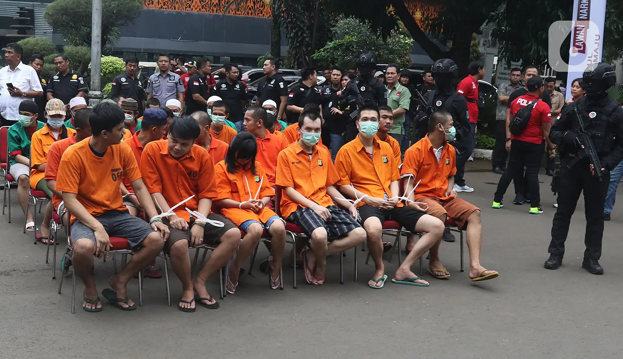 Sejumlah tersangka dihadirkan dalam rilis pemusnahan narkoba di Mapolda Metro Jaya, Rabu (19/2/2020). Barang bukti tersebut merupakan hasil temuan dijajaran Polres selama bulan Januari 2020 seperti sabu, ganja, esktasi, heroin, happy five dan gorilla. (Liputan6.com/Herman Zakharia)