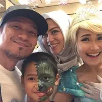 Denny Caguh hadir dalam acara ulang tahun anak Ayu Ting Ting, Bilqis. (Instagram/dennycagur)