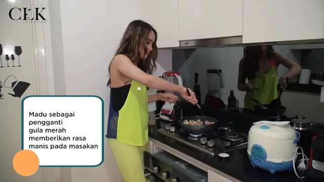 7 Momen Cinta Laura Masak Nasi Goreng Kunyit, Nyerah Saat Ngulek Bumbu