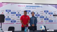 Pelatih Timnas Putri Nepal, Nabin Neupane, dalam sesi jumpa pers di Stadion Maguwoharjo, Sleman, Yogyakarta, Selasa (25/11/2025). Nepal dijadwalkan bersua Timnas Indonesia Putri pada laga uji coba, Rabu (26/11/2025) malam WIB. (Bola.com/Ana Dewi)