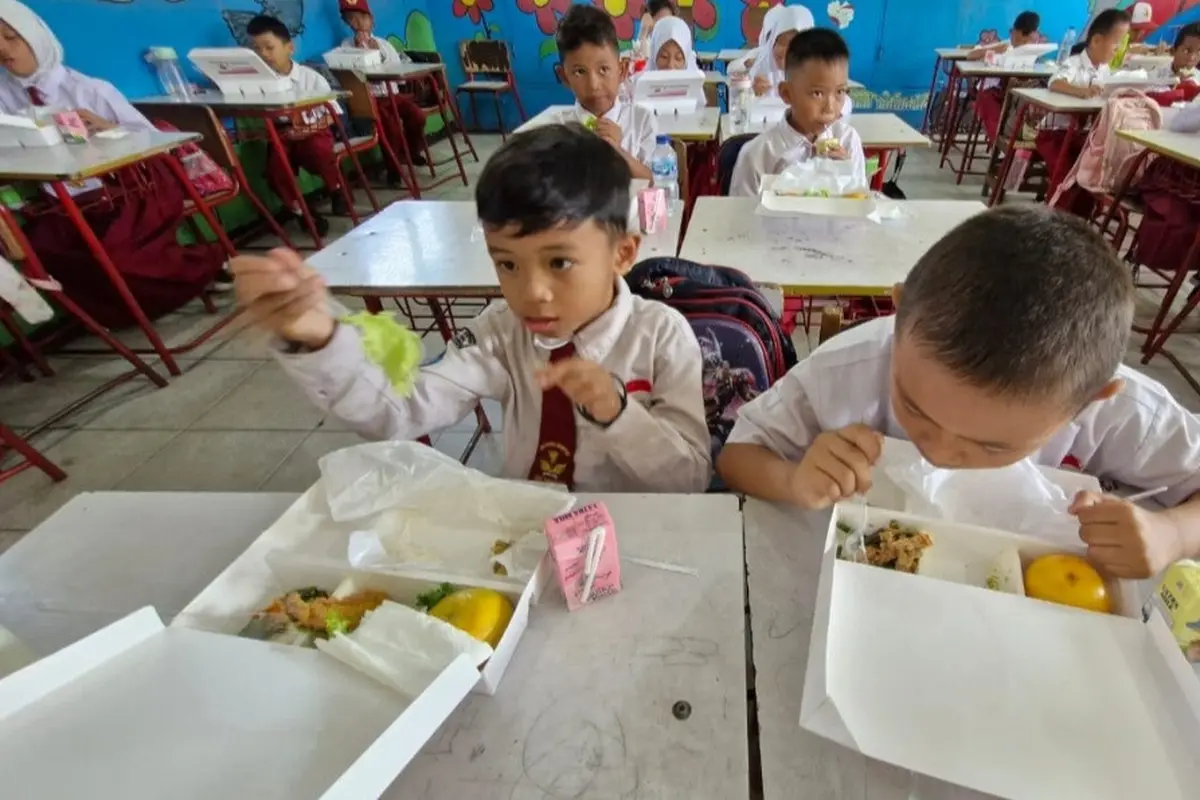 Ratusan siswa di SDN Rawa Kompeni, Kecamatan Benda, Kota Tangerang, mengikuti program makan bergizi gratis (MBG) pada hari ini, Senin (6/1/2025).
