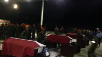 Tiga Jenazah Paskhas TNI AU tiba di Lapangan Udara Roesmin Nurjadin Pekanbaru. (Liputan6.com/M Syukur)